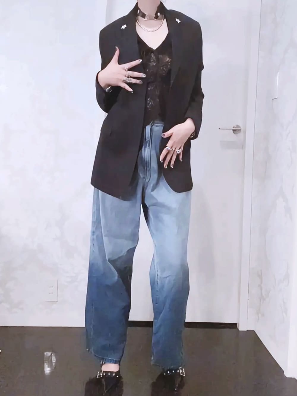 ブルー系のデニムパンツ、ブラック系のキャミソール、ブラック系のテーラードジャケットを着用したレディースの秋コーディネートの1枚目の写真