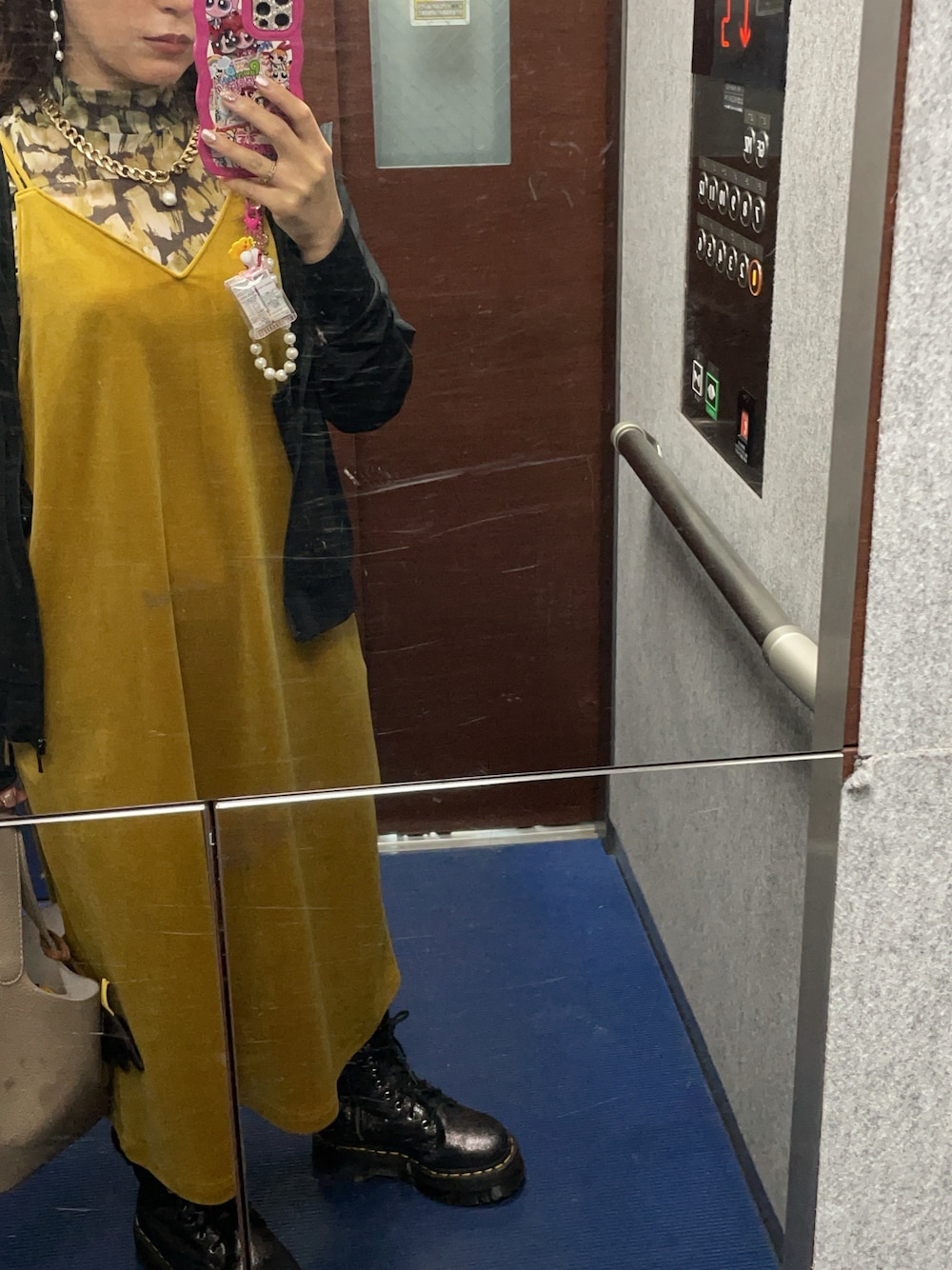 「148cmコーデ、148cm、低身長コーデ、ワンピース、スカートコーデ、イエローコーデ、イエロー×グリーン、イエベ」｜「Dr. MartensのJADON MAX 8 EYE BOOT 25566001 BLACK（ブーツ、ブラック系）」を使った、Rin73さん（レディース・148cm）の春コーディネートの1枚目の写真