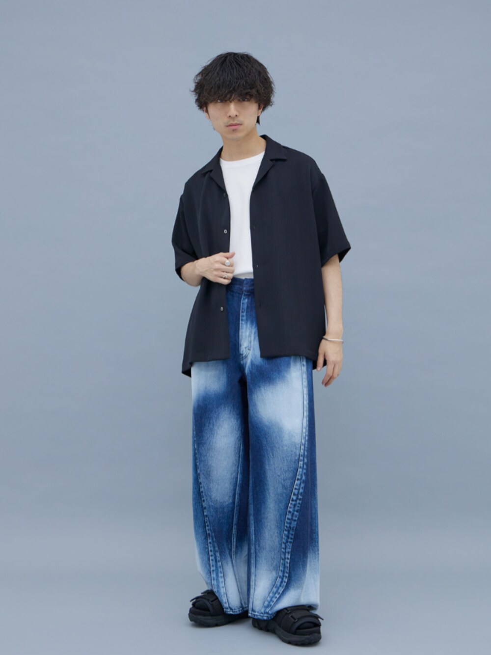 「UNITED TOKYOのCORD PLEATS オープンカラーシャツ｜セットアップ着用可能（シャツ/ブラウス、ブラック系）」を使った、UNITED TOKYO MENSさん（メンズ・172cm）の夏コーディネートの1枚目の写真