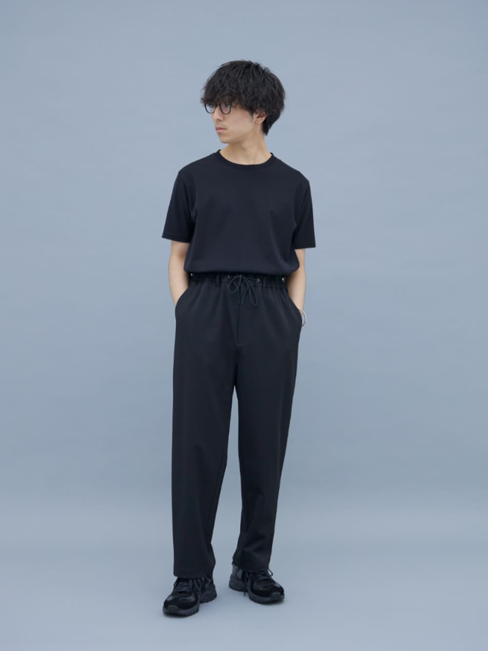 「UNITED TOKYOのアウトラスト ストレートイージーパンツ | セットアップ着用可能（スラックス、ブラック系）」を使った、UNITED TOKYO MENSさん（メンズ・172cm）の夏コーディネートの1枚目の写真