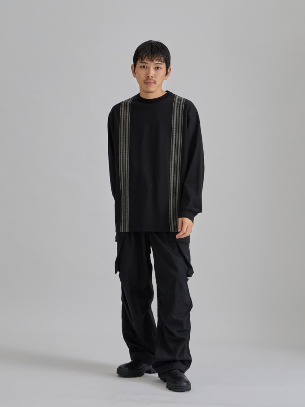 「UNITED TOKYOのヴァゼロナイロン カーゴパンツ｜セットアップ着用可能（カーゴパンツ、ブラック系）」を使った、UNITED TOKYO MENSさん（メンズ・168cm）の秋コーディネートの1枚目の写真