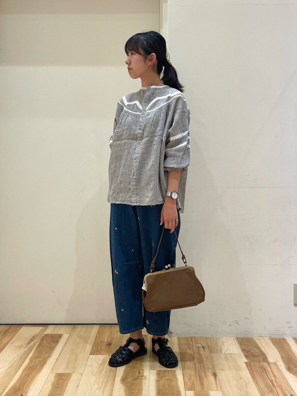 「kazumiコラボ、Samansa Mos2、サマンサ モスモス(Samansa Mos2)、SM2、着回しコーデ、ブラウス、スカート、初秋コーデ、刺繍とレース」｜「Samansa Mos2のアイテム（シャツ/ブラウス、グレー系）」を使った、涼さん（レディース・158cm）の夏コーディネートの1枚目の写真
