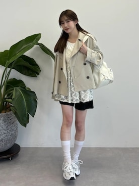 「earth music&ecology（アースミュージックアンドエコロジー）の【2026SS/先行予約】2WAYフードショートフレアトレンチ（トレンチコート、ベージュ系）」を使った、earth music&ecology officialさん（レディース・152cm）の春コーディネート