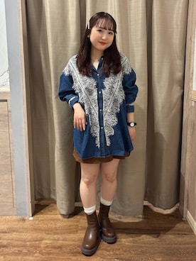 「earth music&ecology（アースミュージックアンドエコロジー）のレースデニムシャツ（シャツ/ブラウス、ブルー系）」を使った、earth music&ecology officialさん（レディース・152cm）の秋コーディネート