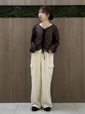 「earth music&ecology（アースミュージックアンドエコロジー）の総レースカーゴパンツ（カーゴパンツ、ホワイト系）」を使った、earth music&ecology officialさん（レディース・152cm）の春コーディネート