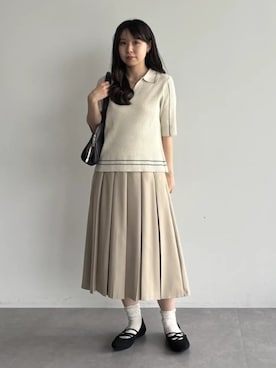 「earth music&ecology（アースミュージックアンドエコロジー）のタックプリーツミディスカート（スカート、ベージュ系）」を使った、earth music&ecology officialさん（レディース・152cm）の春コーディネート