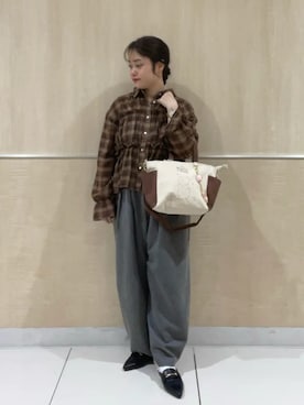 「earth music&ecology（アースミュージックアンドエコロジー）のイージーコクーンパンツ（その他パンツ、グレー系）」を使った、earth music&ecology officialさん（レディース・152cm）の秋コーディネート