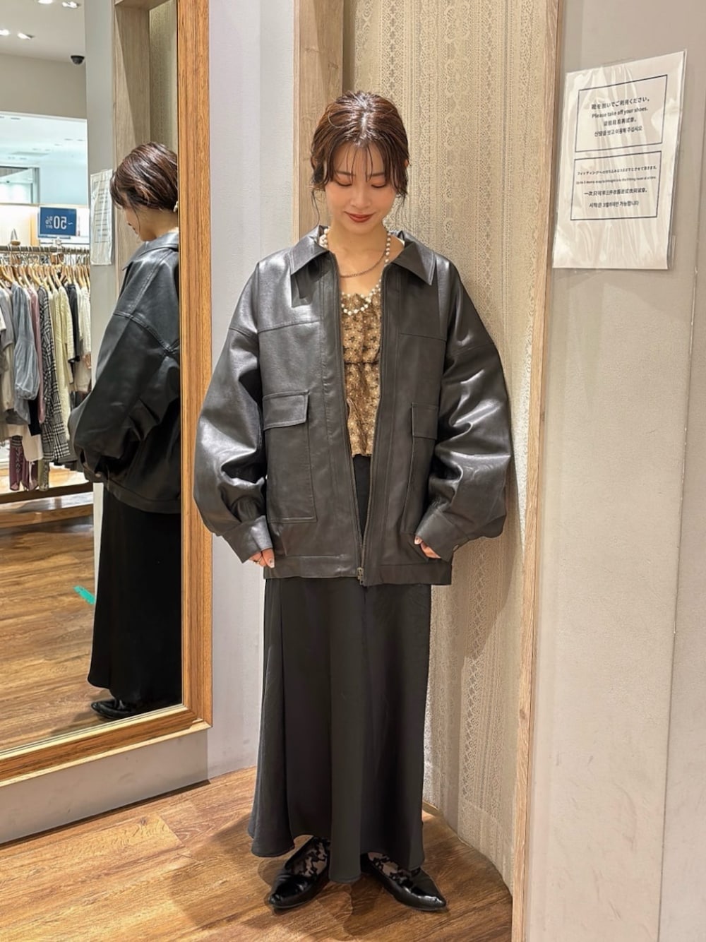 ブラック系のスカート、ブラウン系のベスト、ブラウン系のその他アウターを着用したレディースの秋コーディネートの1枚目の写真