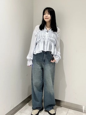 「earth music&ecology（アースミュージックアンドエコロジー）の【2026SS】スタッズデニムパンツ（デニムパンツ、ブルー系）」を使った、earth music&ecology officialさん（レディース・152cm）の春コーディネート