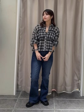 「earth music&ecology（アースミュージックアンドエコロジー）のシャーリングチェックシャツ（シャツ/ブラウス、ブラック系）」を使った、earth music&ecology officialさん（レディース・152cm）の秋コーディネート