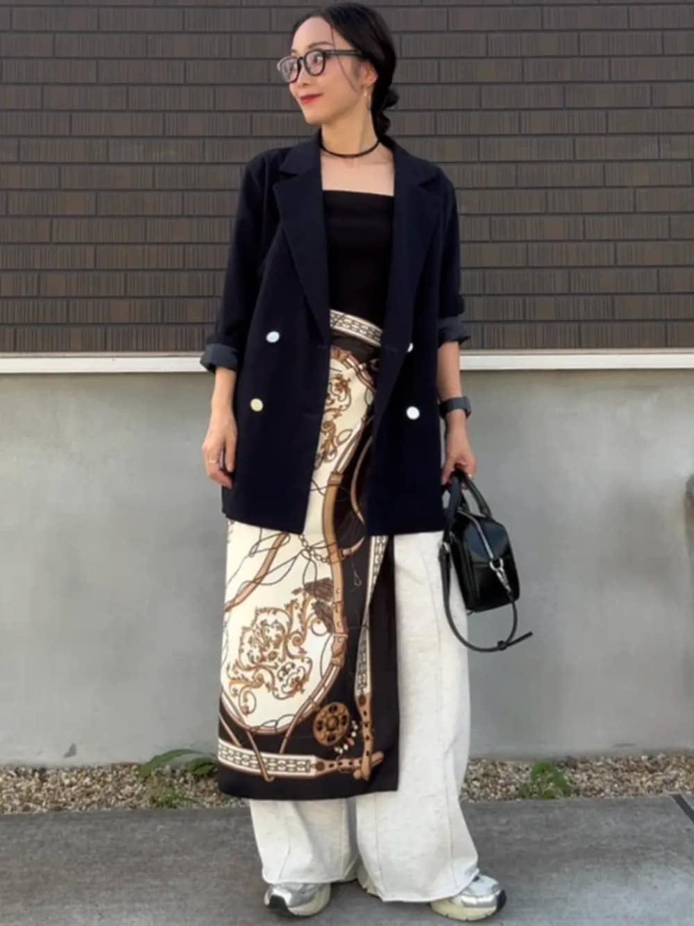 ホワイト系のその他パンツ、ブルー系のテーラードジャケット、ブラック系のバンダナ/スカーフを着用したレディースの秋コーディネートの1枚目の写真