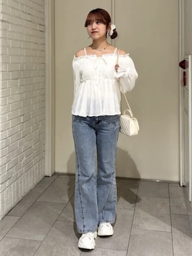 「earth music&ecology（アースミュージックアンドエコロジー）の【2026SS】切り替えフレアデニムパンツ（デニムパンツ、ブルー系）」を使った、earth music&ecology officialさん（レディース・152cm）の春コーディネート