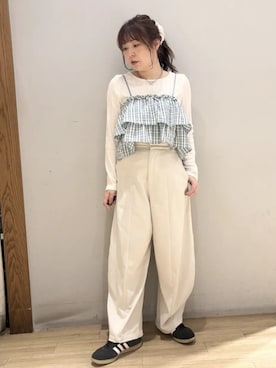 「earth music&ecology（アースミュージックアンドエコロジー）の【2026SS】バルーンパンツ（その他パンツ、ホワイト系）」を使った、earth music&ecology officialさん（レディース・158cm）の春コーディネート