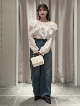 「earth music&ecology（アースミュージックアンドエコロジー）のシアーチェック2wayオフショルブラウス（シャツ/ブラウス、ホワイト系）」を使った、earth music&ecology officialさん（レディース・152cm）の春コーディネート