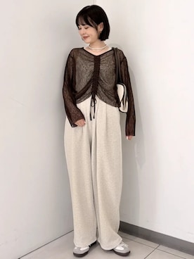 「earth music&ecology（アースミュージックアンドエコロジー）のチャーム付きオブロングボストン（ボストンバッグ、ブラウン系）」を使った、earth music&ecology officialさん（レディース・152cm）の春コーディネート