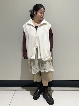 「earth music&ecology（アースミュージックアンドエコロジー）のチノバミューダパンツ（その他パンツ、ベージュ系）」を使った、earth music&ecology officialさん（レディース・152cm）の秋コーディネート