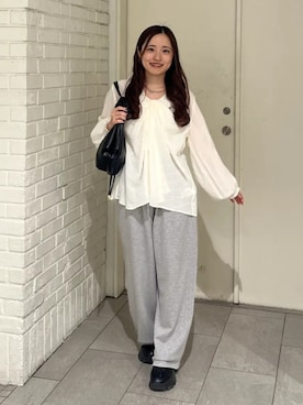 「earth music&ecology（アースミュージックアンドエコロジー）のフロントツイストブラウス（シャツ/ブラウス、ホワイト系）」を使った、earth music&ecology officialさん（レディース・152cm）の春コーディネート