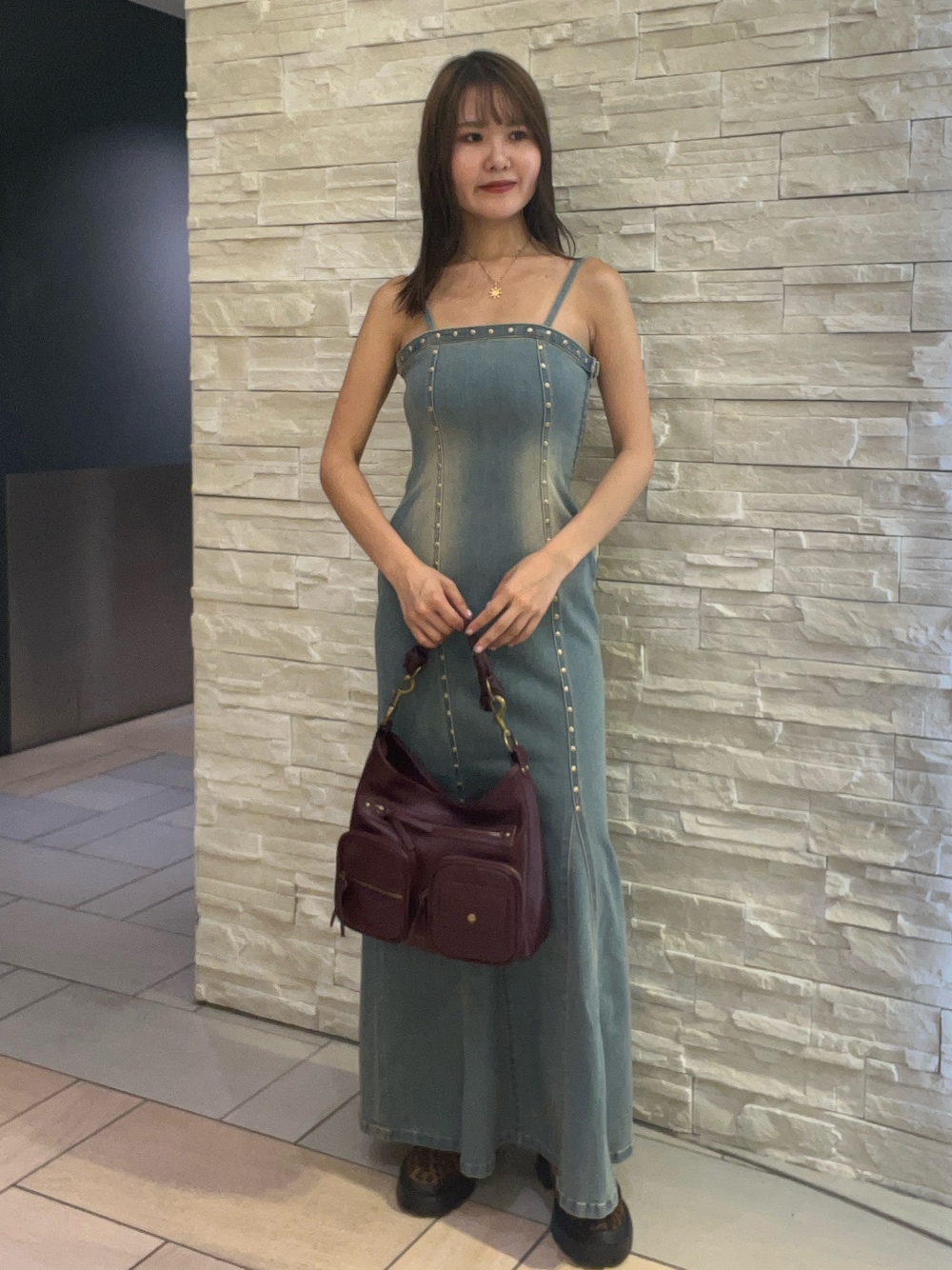 ブルー系のワンピース、レッド系のハンドバッグ、その他のブーツを着用したレディースの夏コーディネートの1枚目の写真