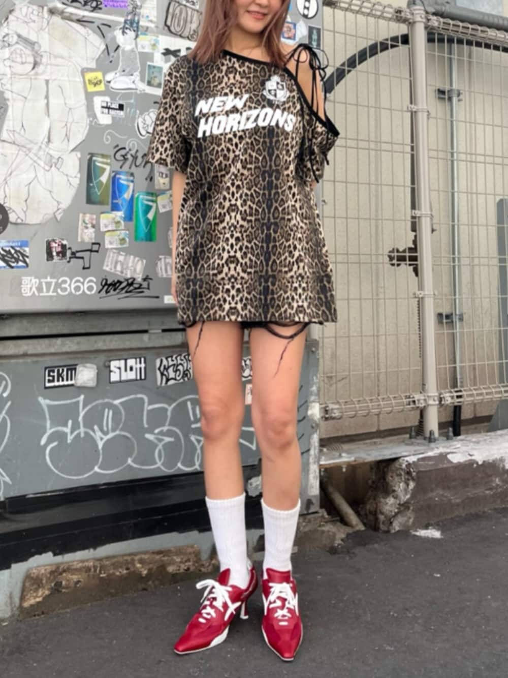 レッド系のパンプス、その他のTシャツ/カットソー、ブラック系のデニムパンツを着用したレディースの春コーディネートの1枚目の写真