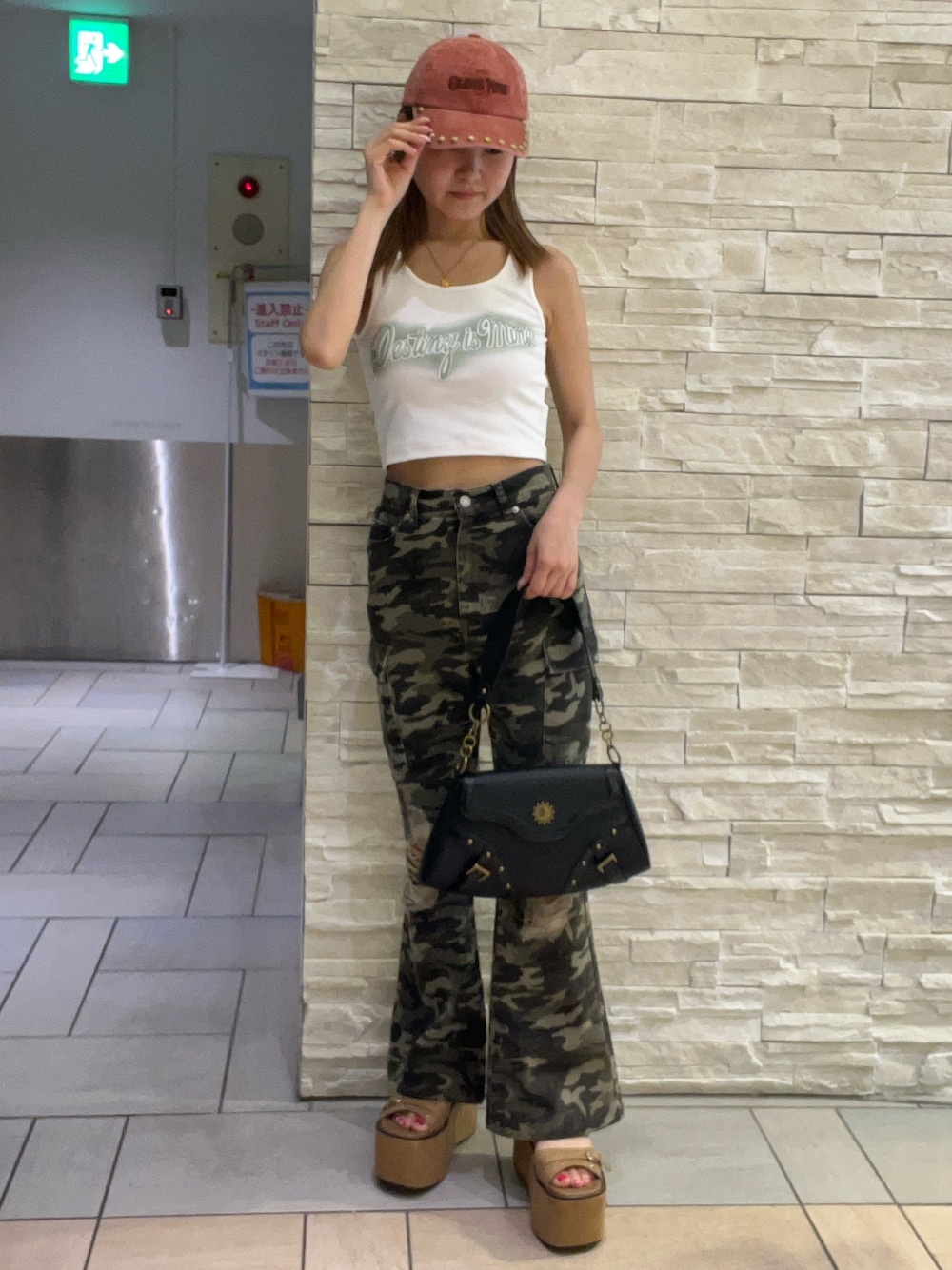 ホワイト系のタンクトップ、ブラック系のハンドバッグ、その他のその他パンツを着用したレディースの夏コーディネートの1枚目の写真