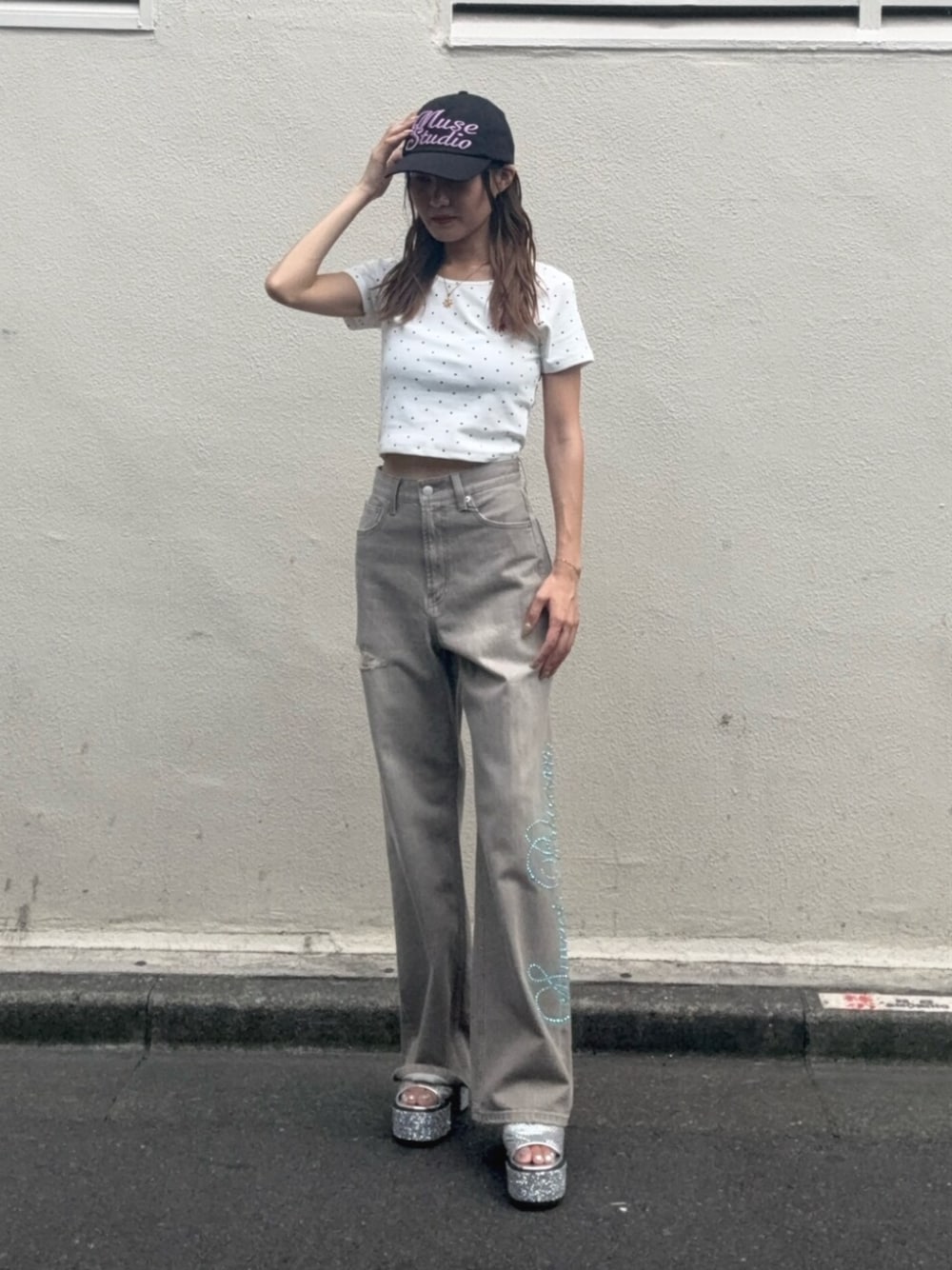 シルバー系のサンダル、ホワイト系のTシャツ/カットソー、ベージュ系のデニムパンツを着用したレディースの夏コーディネートの1枚目の写真