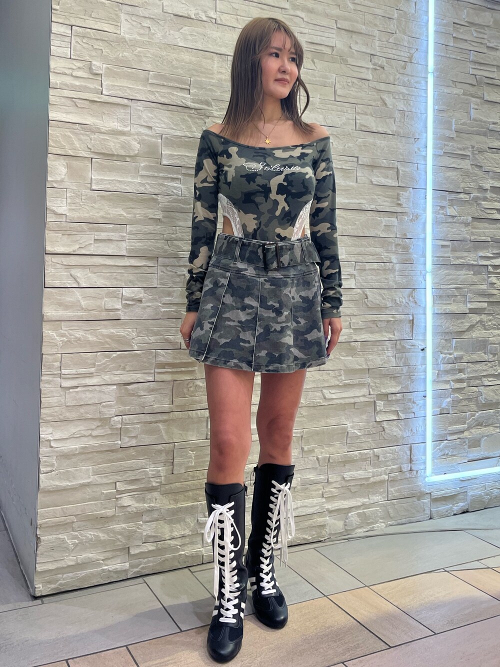 その他のTシャツ/カットソー、その他のスカート、ブラック系のブーツを着用したレディースの冬コーディネートの1枚目の写真