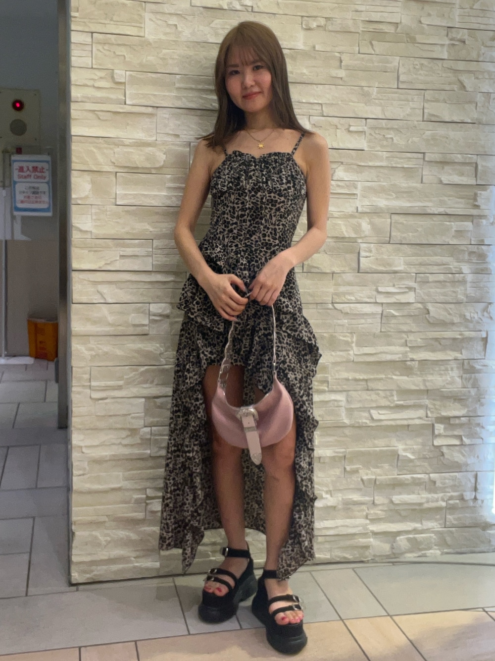 その他のワンピース、ピンク系のショルダーバッグ、ブラック系のサンダルを着用したレディースの春コーディネートの1枚目の写真