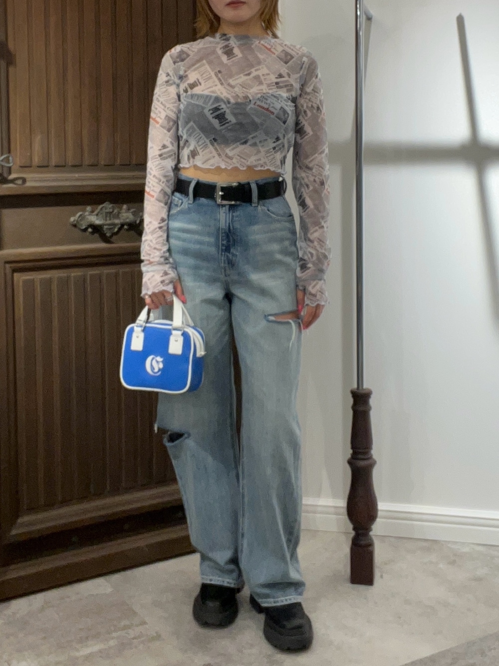 ホワイト系のTシャツ/カットソー、ブルー系のデニムパンツ、ブルー系のショルダーバッグを着用したレディースの春コーディネートの1枚目の写真