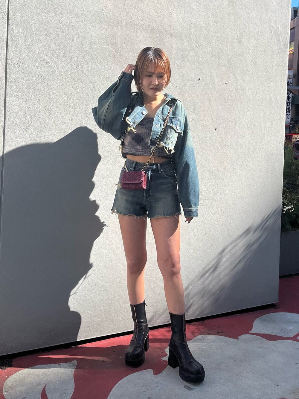 ブルー系のデニムジャケット、ブルー系のデニムパンツ、ピンク系のショルダーバッグを着用したレディースの冬コーディネートの1枚目の写真