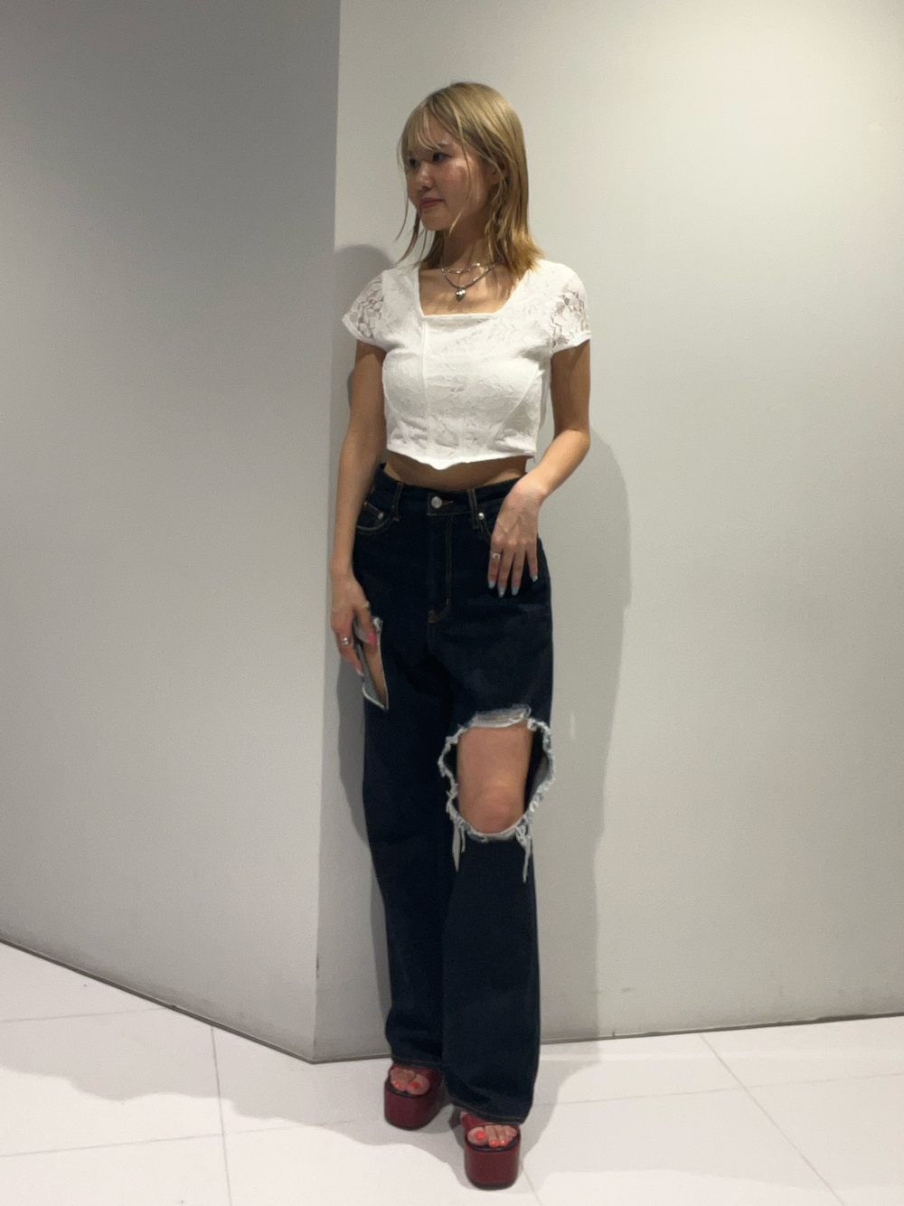 ホワイト系のTシャツ/カットソー、ブルー系のデニムパンツ、レッド系のサンダルを着用したレディースの夏コーディネートの1枚目の写真