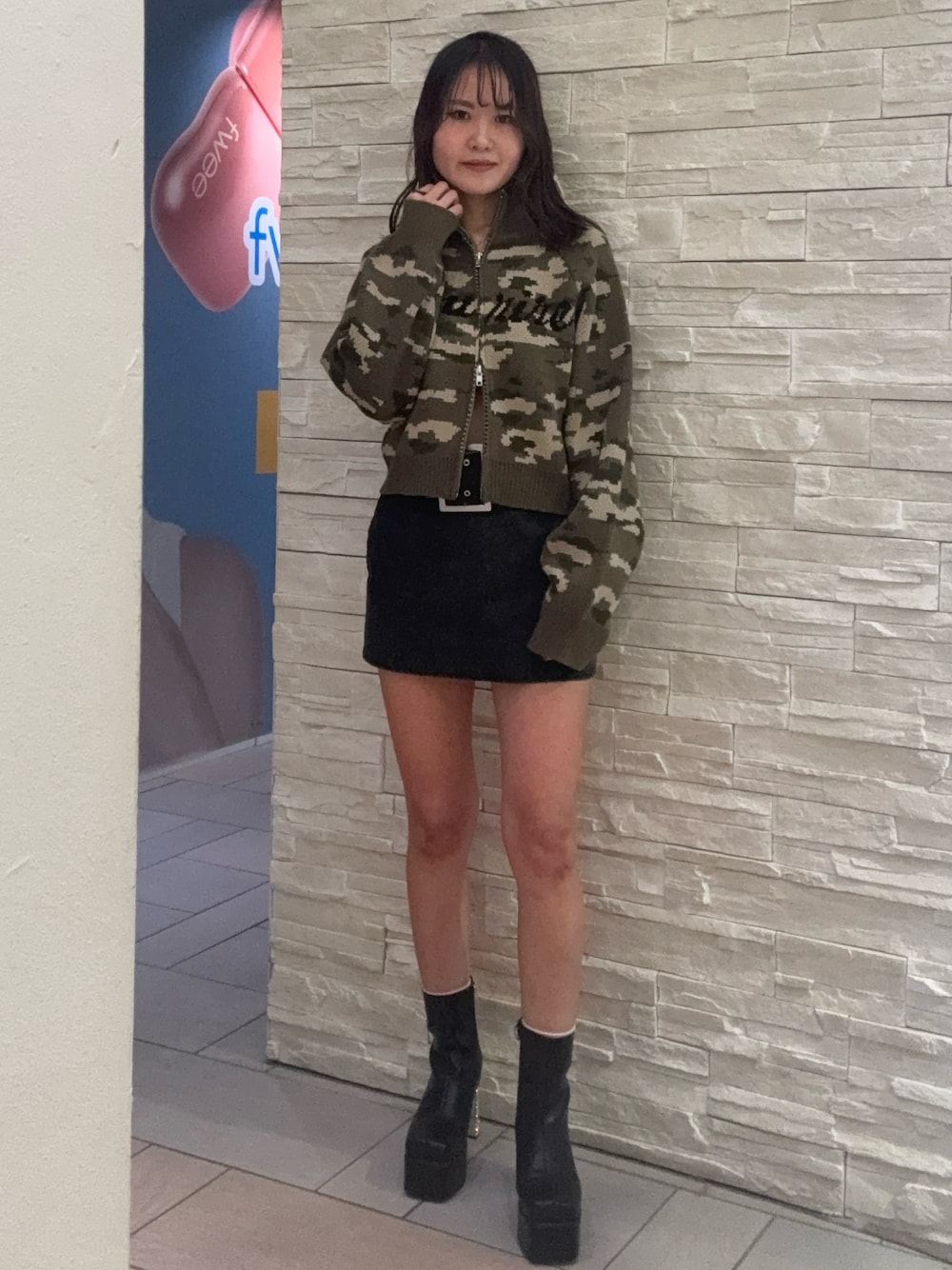 その他のニット/セーター、ブラック系のスカート、ブラック系のブーツを着用したレディースの冬コーディネートの1枚目の写真