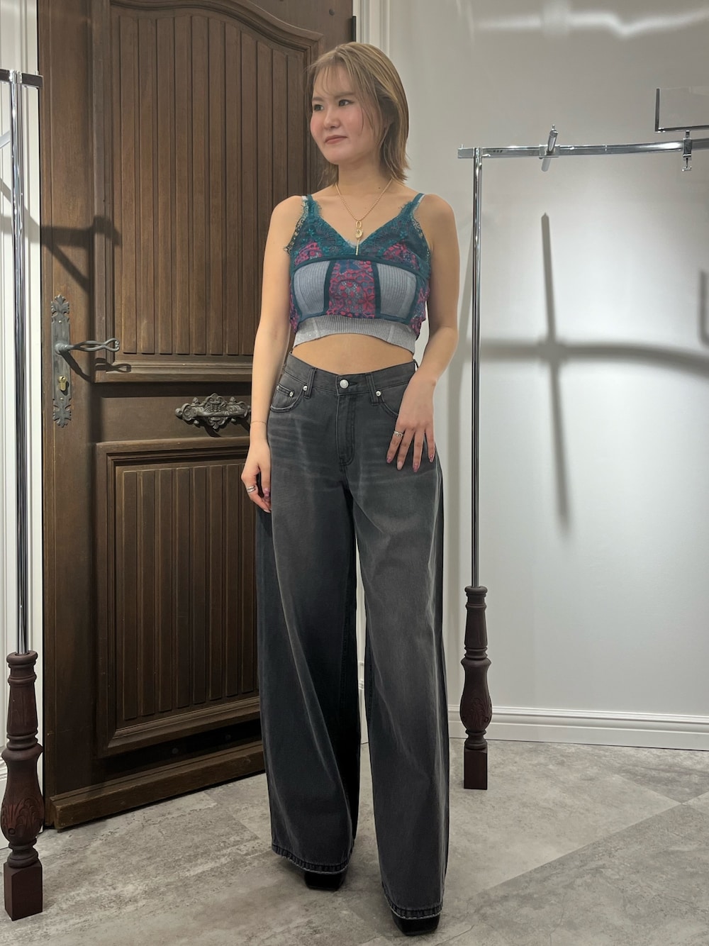 その他のキャミソール、グレー系のキャミソール、ブラック系のデニムパンツを着用したレディースの春コーディネートの1枚目の写真