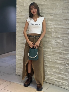 「アイテム（デニムスカート）」を使った、齊藤愛奈さん（レディース・162cm）の夏コーディネート