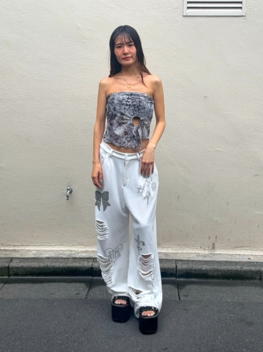 グレー系のキャミソール、ホワイト系のスウェットパンツ、ブラック系のサンダルを着用したレディースの夏コーディネートの1枚目の写真