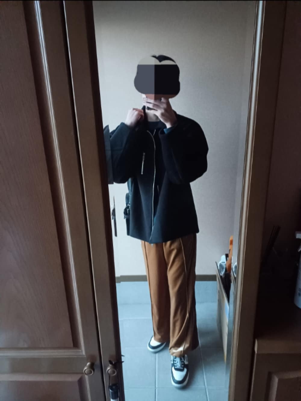 「真冬のあったかスタイル、メンズファッション、お洒落さんとつながりたい、今日のコーデ、休日コーデ、プチプラ、いいね、save、フォローお願いします🤑、きれいめカジュアル、narifuri、お出かけコーデ、おでかけコーデ、ラフコーデ、ちょい秋コーデ、ラインパンツ、スタイルアップ」｜「ADRERのBEAVER MELTON LOOSE SLEEVE JK（ブルゾン、ブラック系）」を使った、yushiさん（メンズ・183cm）の冬コーディネートの1枚目の写真
