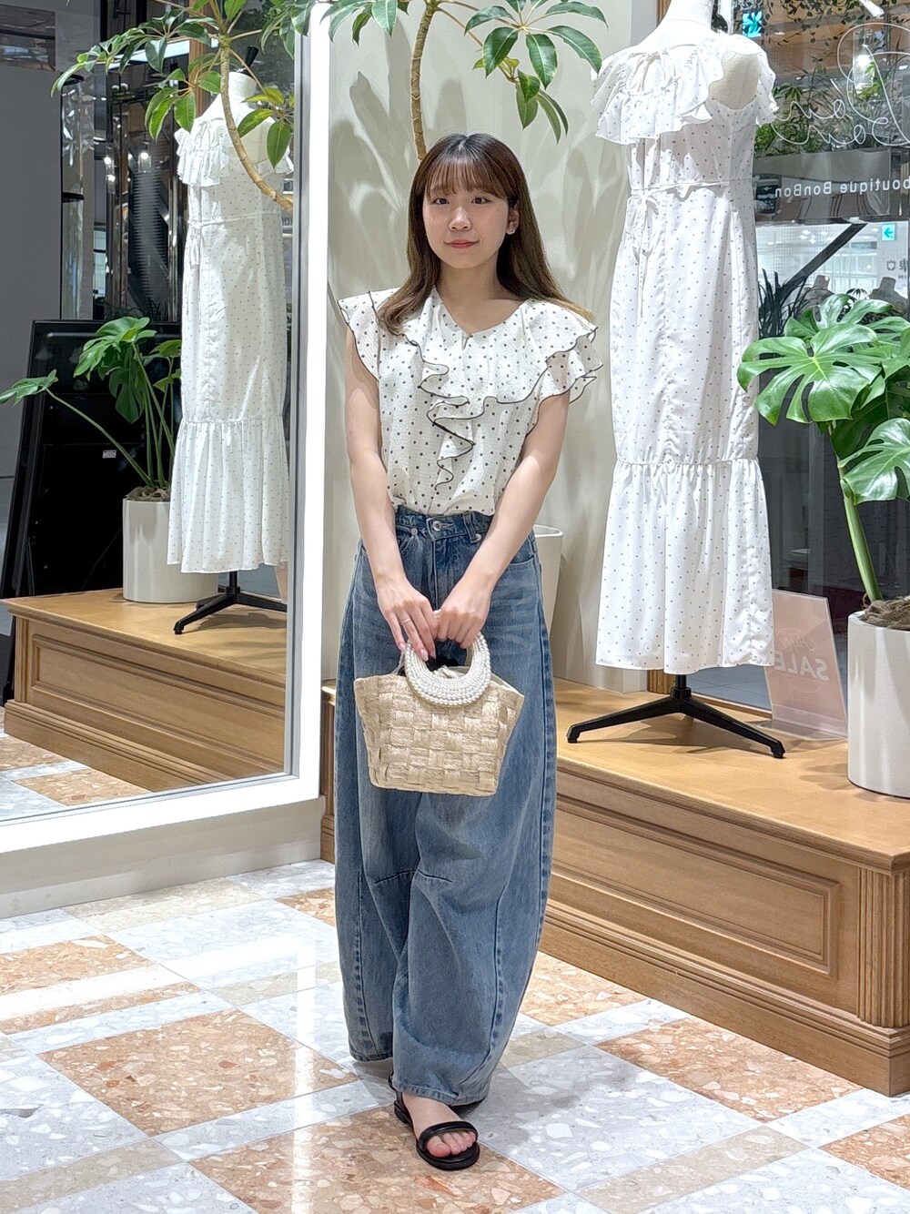 ホワイト系のシャツ/ブラウス、ベージュ系のトートバッグ、ブルー系のデニムパンツを着用したレディースの夏コーディネートの1枚目の写真