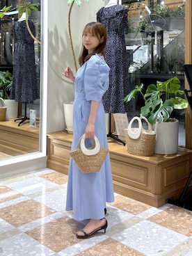 「La boutique BonBon（ラブティックボンボン）の【接触冷感・清楚系オフショル】サッカースクエアネックパワショル５分袖ブラウス（シャツ/ブラウス、ブルー系）」を使った、ayakaさん（レディース・157cm）の春コーディネート
