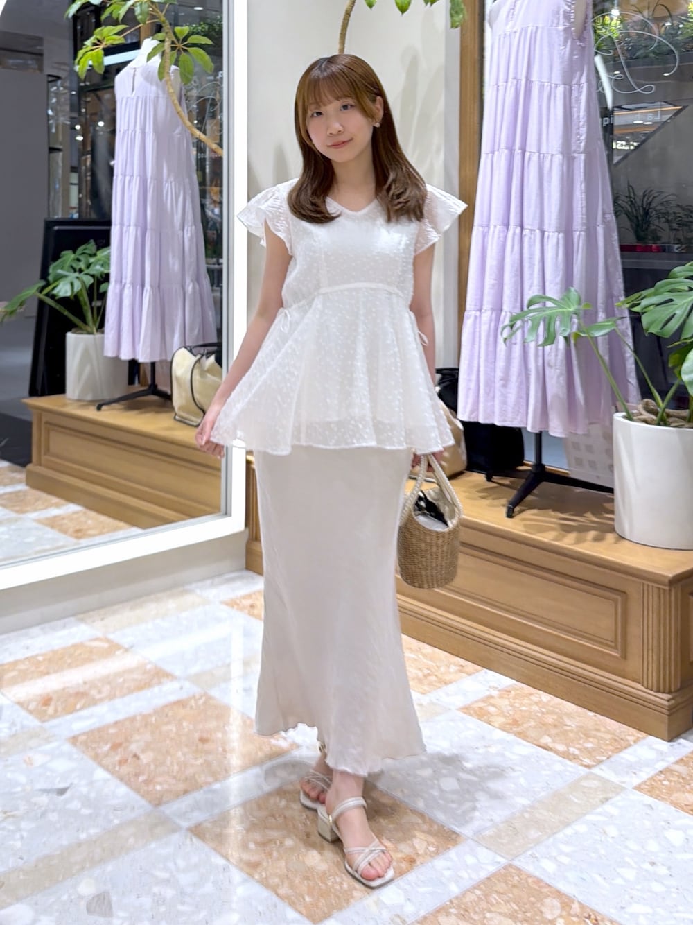 ホワイト系のシャツ/ブラウス、グレー系のスカート、ベージュ系のかごバッグを着用したレディースの夏コーディネートの1枚目の写真