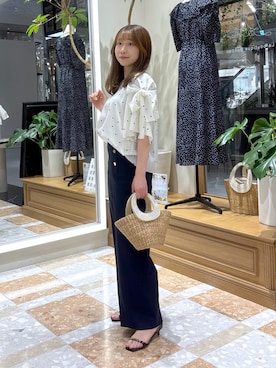 「La boutique BonBon（ラブティックボンボン）の【KAZUMI監修カラーあり・最強モテブラウス】リボンフレアスリーブブラウス（シャツ/ブラウス、ホワイト系）」を使った、ayakaさん（レディース・157cm）の春コーディネート