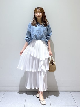 「La boutique BonBon（ラブティックボンボン）の【RISA監修・即おしゃれ見え】シアーデニムショート丈袖口リブシャツ（シャツ/ブラウス、ブルー系）」を使った、ayakaさん（レディース・157cm）の春コーディネート