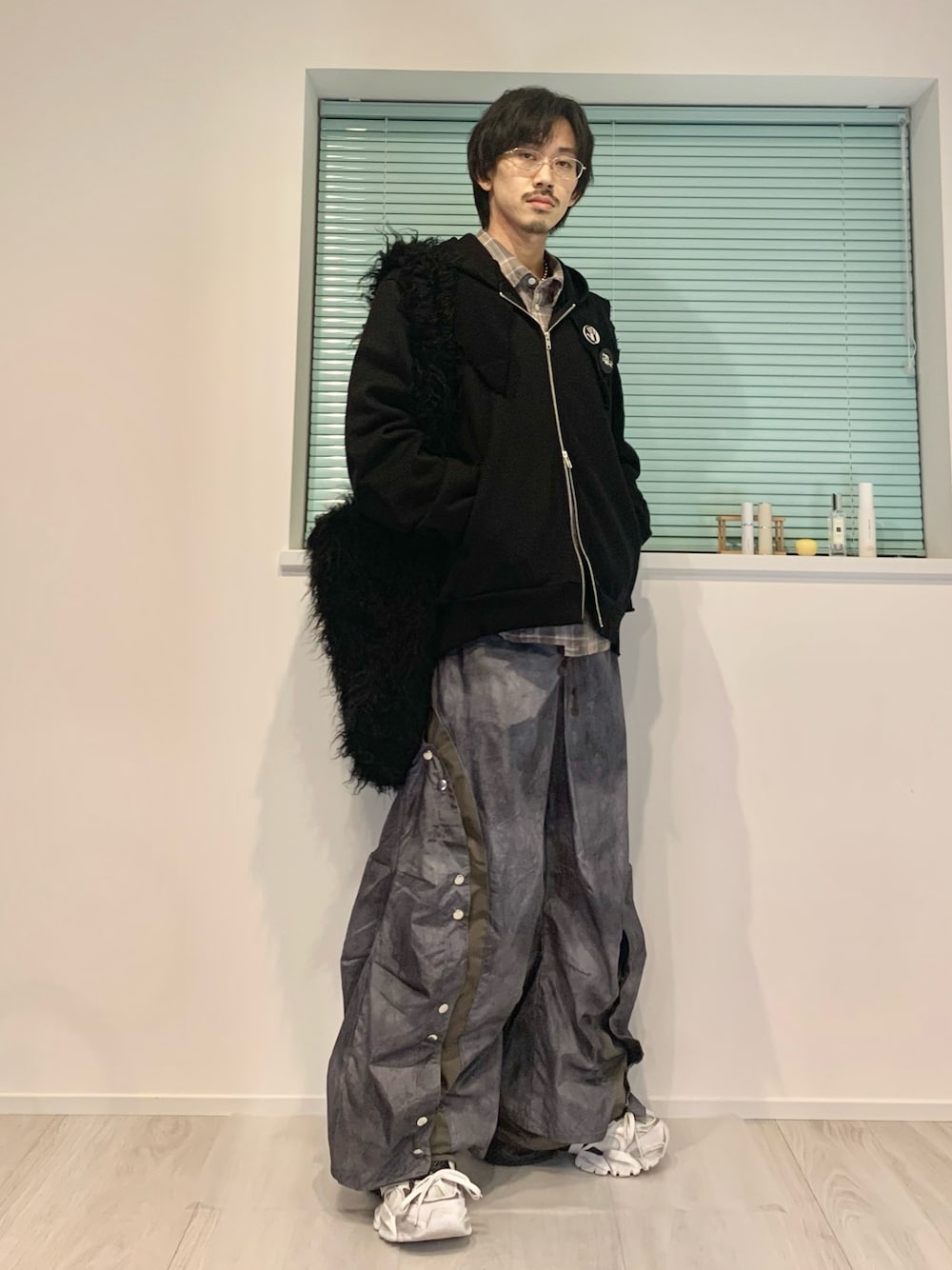 「レイヤードスタイル、メガネ男子、休日スタイル、ラフコーデ、春服コーデ、きれいめカジュアル、アディダス、GRANCY、パーカー、ナイロンパンツ、adidas、チェックシャツ、チョコ色に染まれ、オトナカジュアル、モノトーン」｜「GRANCYの【GRANCY】Button Layered Design Nylon Pants / ボタンレイヤードデザインナイロンパンツ（その他パンツ、グレー系）」を使った、たー。さん（メンズ・170cm）の冬コーディネートの1枚目の写真