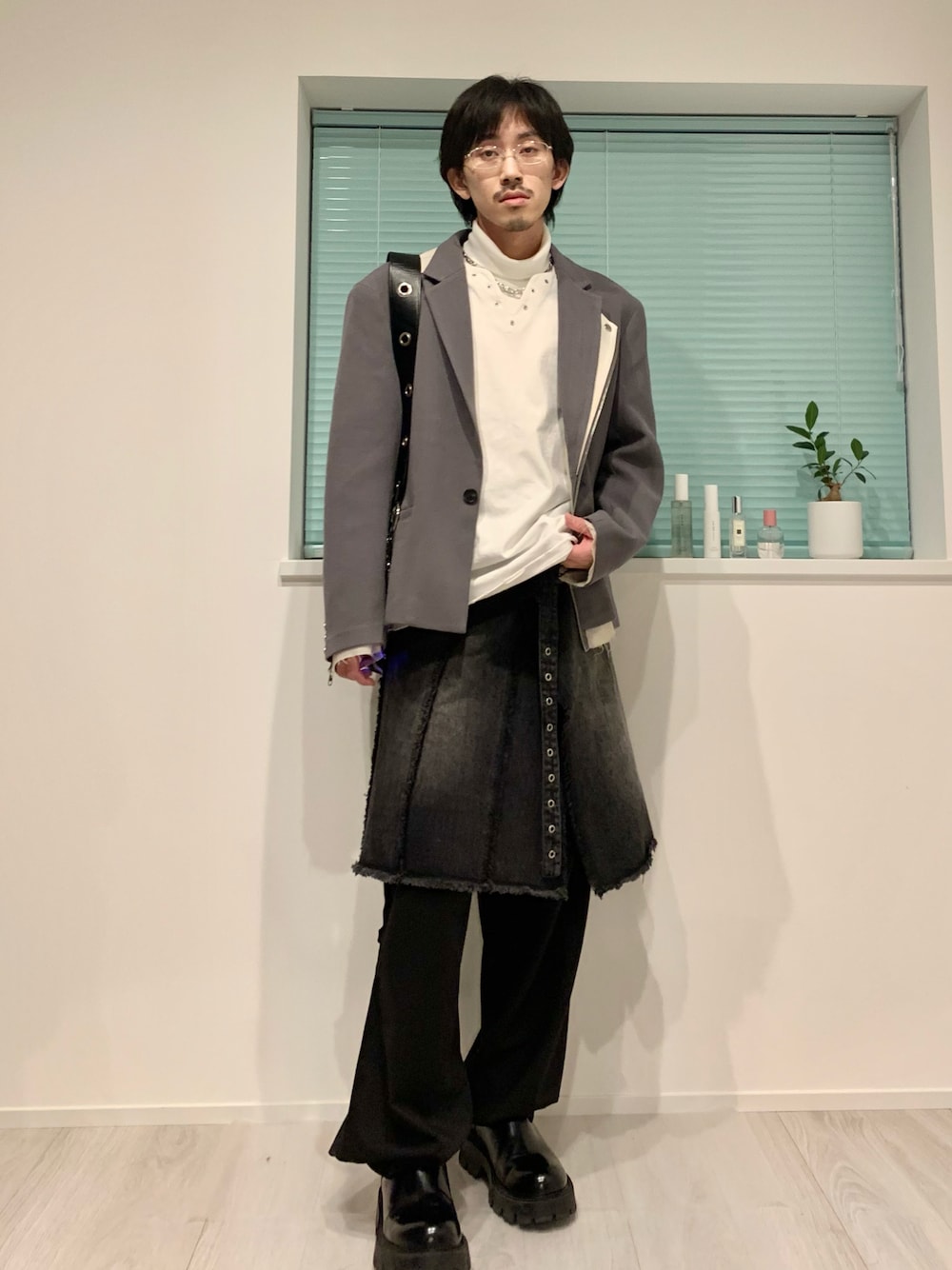 「大人コーデ、テーラードジャケット、メンズスカート、スカートコーデ、GRANCY、ZARA、服好きな人と繋がりたい、スラックス、冬のコーデ、冬コーデ、きれいめコーディネート、キレイめコーデ、BEAMS、低身長コーデ、休日スタイル」｜「GRANCYの【GRANCY】Fringedesign Denim Skirt  / フリンジデザイン デニム スカート（デニムスカート、ブラック系）」を使った、たー。さん（メンズ・170cm）の冬コーディネートの1枚目の写真
