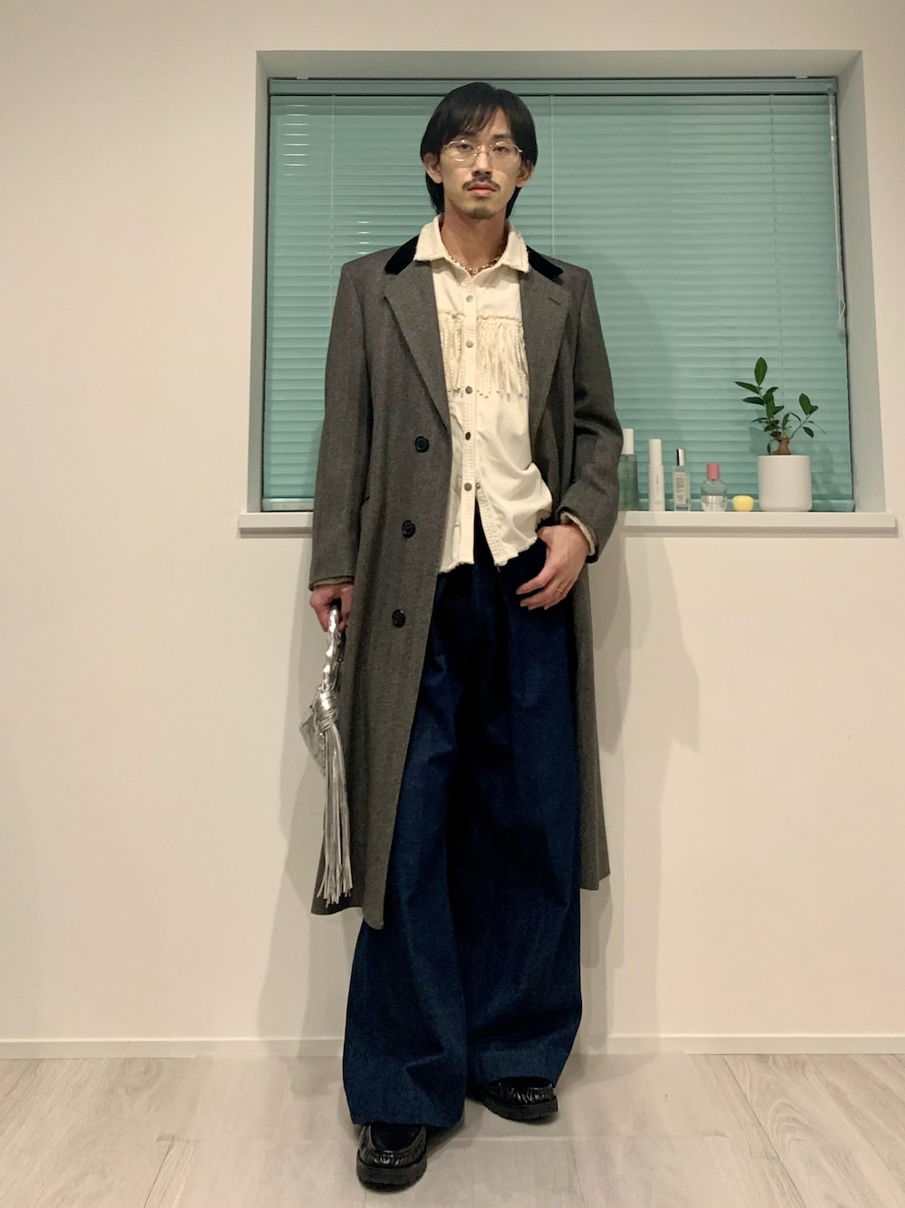 「真冬のあったかスタイル、大人コーデ、キレイめ、きれいめ、きれいめコーディネート、秋冬コーデ、今日のコーデ、めがね、メガネ男子、お洒落さんとつながりたい、古着コーデ、ZARA、ジョンローレンスサリバン、冬アウター、ハンドバッグ」｜「JOHN LAWRENCE SULLIVANのアイテム（デニムパンツ、ブルー系）」を使った、たー。さん（メンズ・170cm）の冬コーディネートの1枚目の写真