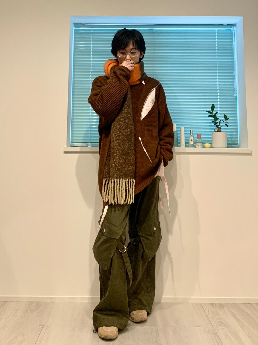 「メンズファッション、大人カジュアル、お洒落さんとつながりたい、冬、ビッグシルエット、低身長コーデ、メガネ男子、ニットコーデ、ニット、きれいめカジュアル、カーゴパンツ、レイヤードスタイル、シャツ、暖色コーデ、ブラウン」｜「GRANCYの【GRANCY】ZipDesign Asymmetry Knit / ジップデザイン アシンメトリー ニット（ニット/セーター、ブラウン系）」を使った、たー。さん（メンズ・170cm）の冬コーディネートの1枚目の写真