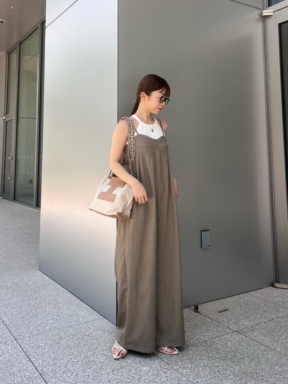 「きれいめカジュアル、夏コーデ、さらっと晴れやかスナップ、ユニクロ、ワンピース、オールインワン、サンダル、キャミワンピ、お出かけコーデ」｜「IACUCCIのソルベット S CANVAS/CERVO（トートバッグ、イエロー系）」を使った、yamatoさん（レディース・157cm）の夏コーディネートの1枚目の写真