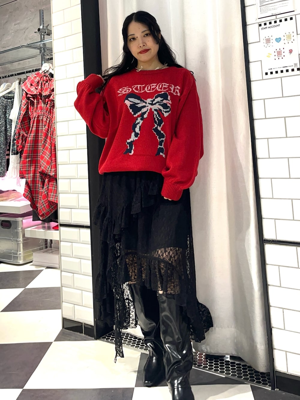 「冬コーデ、ブーツ、クリスマスコーデ、ニット、クリスマスに着たい服、赤、オトナ女子、大人可愛い、スカートコーデ、ガーリーコーデ、リボン、レーススカート、jouetie、ヘアピン、EVOL(EVOL)」｜「jouetieのリボンジャガードルーズニット（ニット/セーター、レッド系）」を使った、TOMOMIさん（レディース・155cm）の冬コーディネートの1枚目の写真