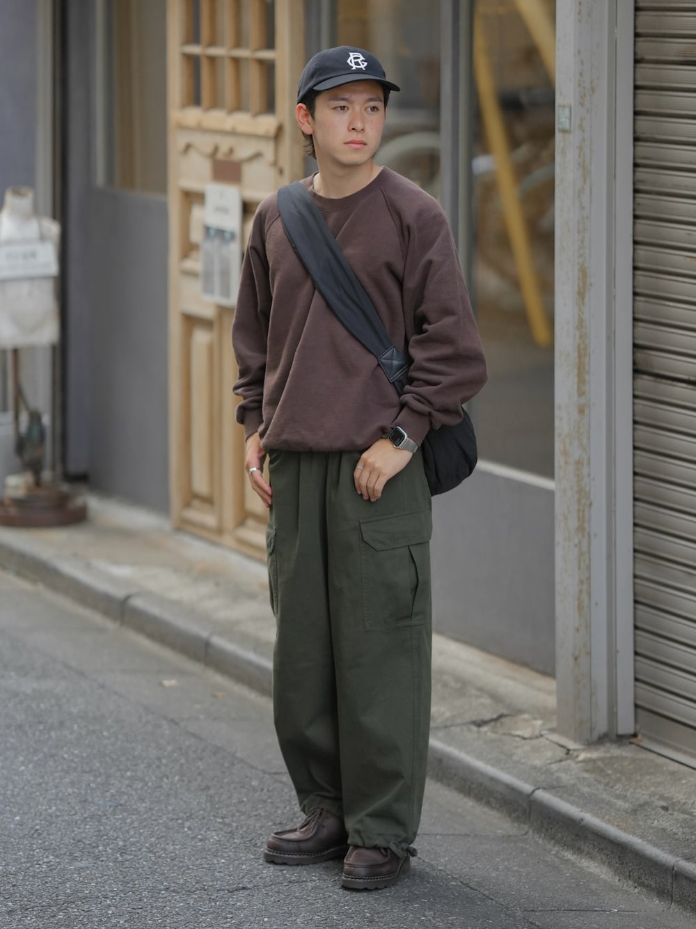 ブラック系のドレスシューズ、ブラック系のキャップを着用したメンズの秋コーディネートの1枚目の写真