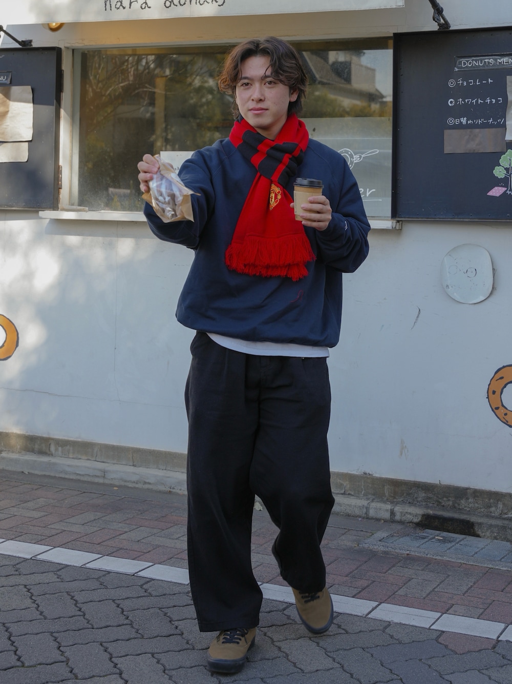 「新星WEARISTAにエントリー、シンプルコーデ、マフラー、ワイドパンツ、ストリート、スウェット、スポーツミックス、スニーカー、アースカラー、レイヤードスタイル、黒パンツ、大人カジュアル、お出かけコーデ、プチプラ、アウトドアスタイル」｜「bluetownのアイテム（パンツ、ブラック系）」を使った、けーすけさん（メンズ・165cm）の冬コーディネートの1枚目の写真
