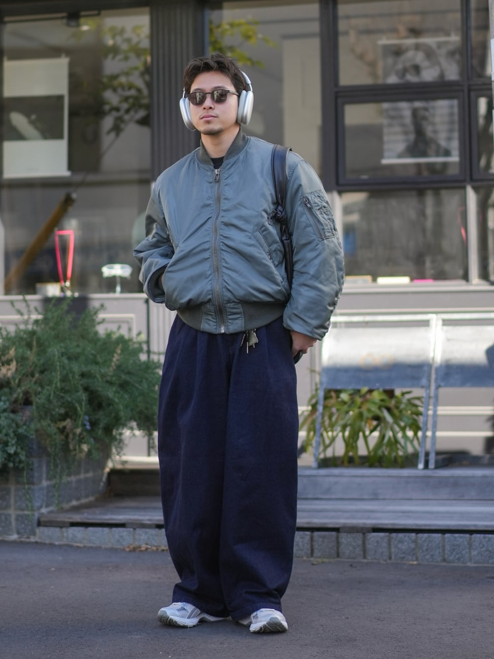 「フライトジャケット、メガネ男子、サングラス、ショルダーバッグ、デニム、デニムパンツ、ワイドパンツ、スニーカー、きれいめカジュアル、休日スタイル、お出かけコーデ、オトナカジュアル、大人カジュアル、低身長コーデ、春色」｜「ASICSの＜asics＞GEL-KAYANO 14 スニーカー（スニーカー、シルバー系）」を使った、けーすけさん（メンズ・165cm）の冬コーディネートの1枚目の写真