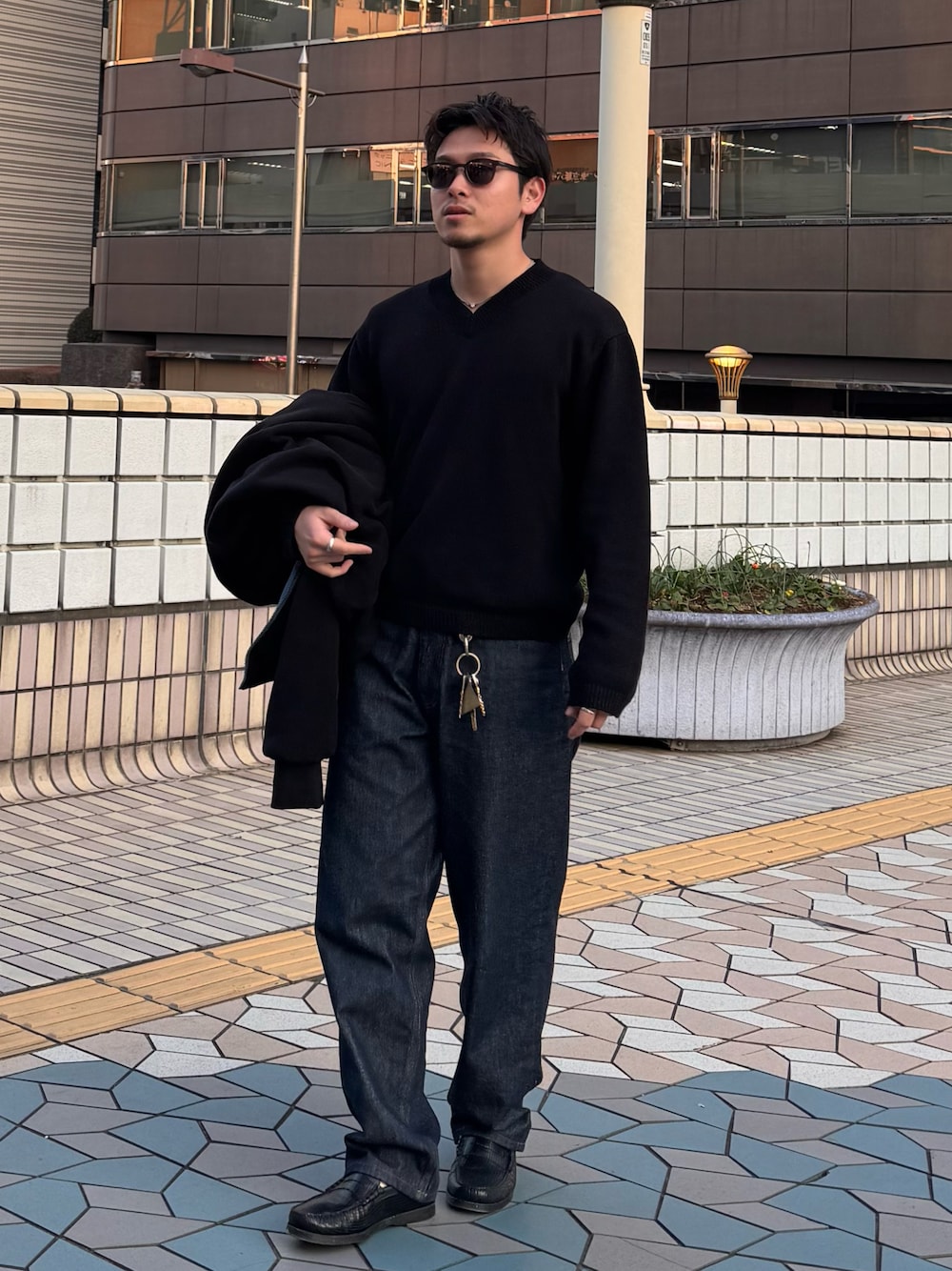 「今日のコーデ、セーター、Vネック、黒ニット、デニム、ワイドパンツ、メガネ男子、サングラス、きれいめカジュアル、お出かけコーデ、オトナカジュアル、カジュアルコーデ、モノトーン、春色、春」｜「AURALEEの＜AURALEE（オーラリー）＞ デニム パンツ■■■（デニムパンツ、ブルー系）」を使った、けーすけさん（メンズ・165cm）の冬コーディネートの1枚目の写真